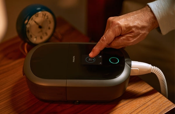 Philips DreamStation 2 Auto CPAP Advanced mit Luftbefeuchter und integriertem 4G Mobilfunkmodem.